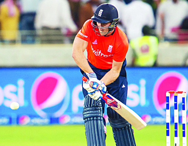 England down Pakistan in thriller - Poms win three runs