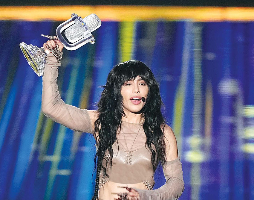 Сексуальная красотка Loreen отвлекает от футбольного матча Сексуальная красотка Loreen отвлекает от футбольного матча