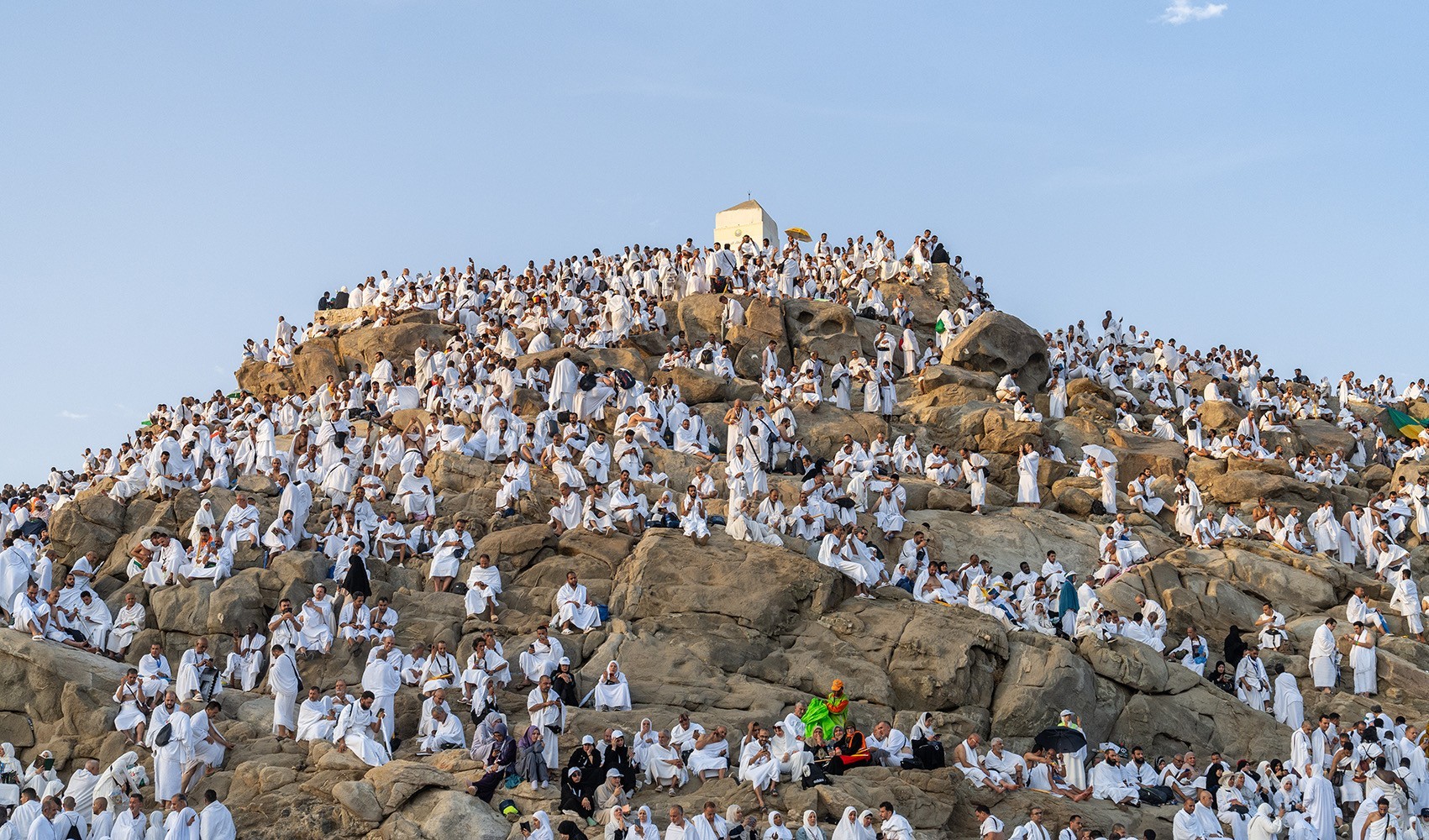 Pilgrims head from Mount Arafat to Muzdalifa