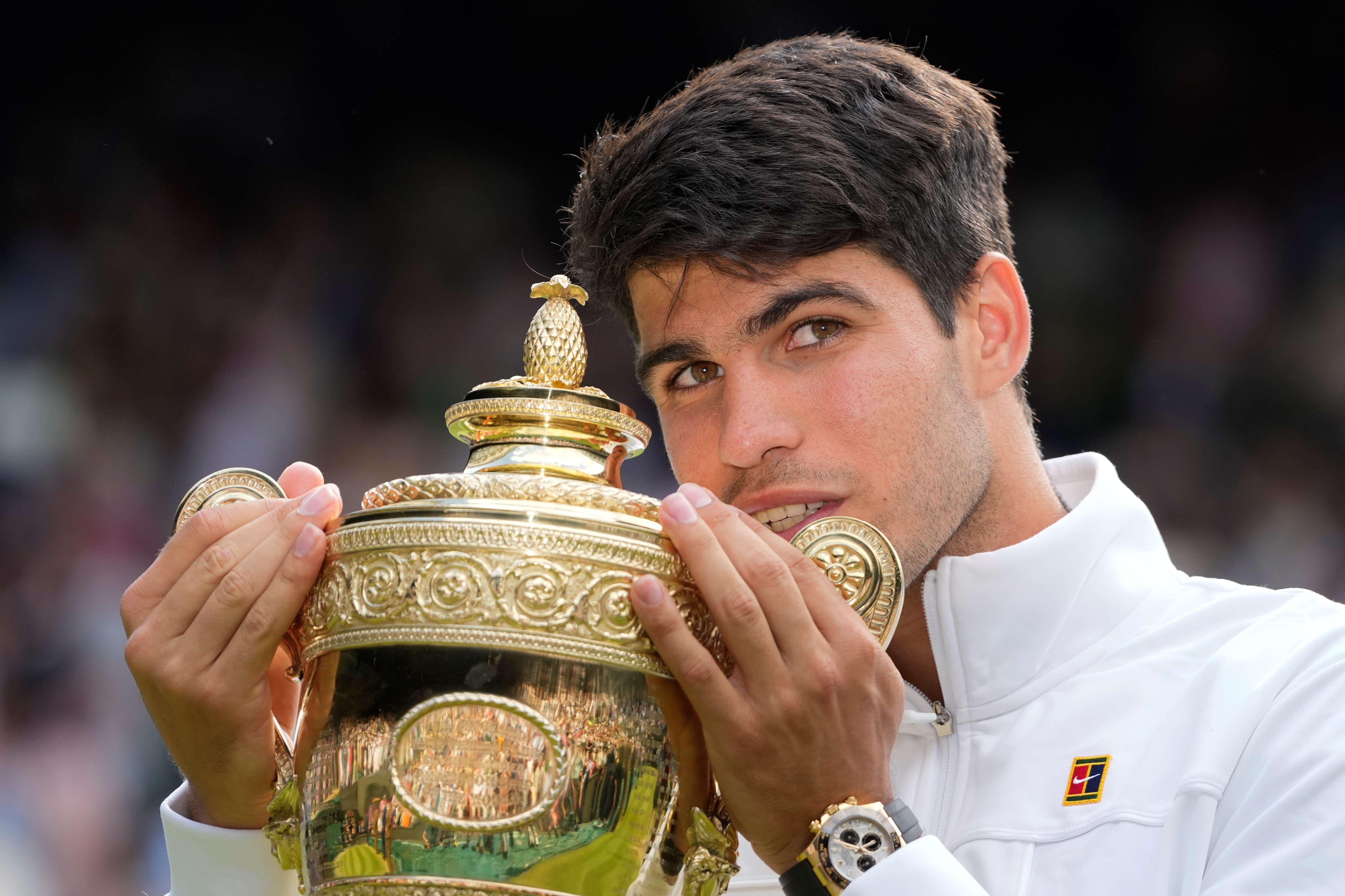 Alcaraz defends Wimbledon title