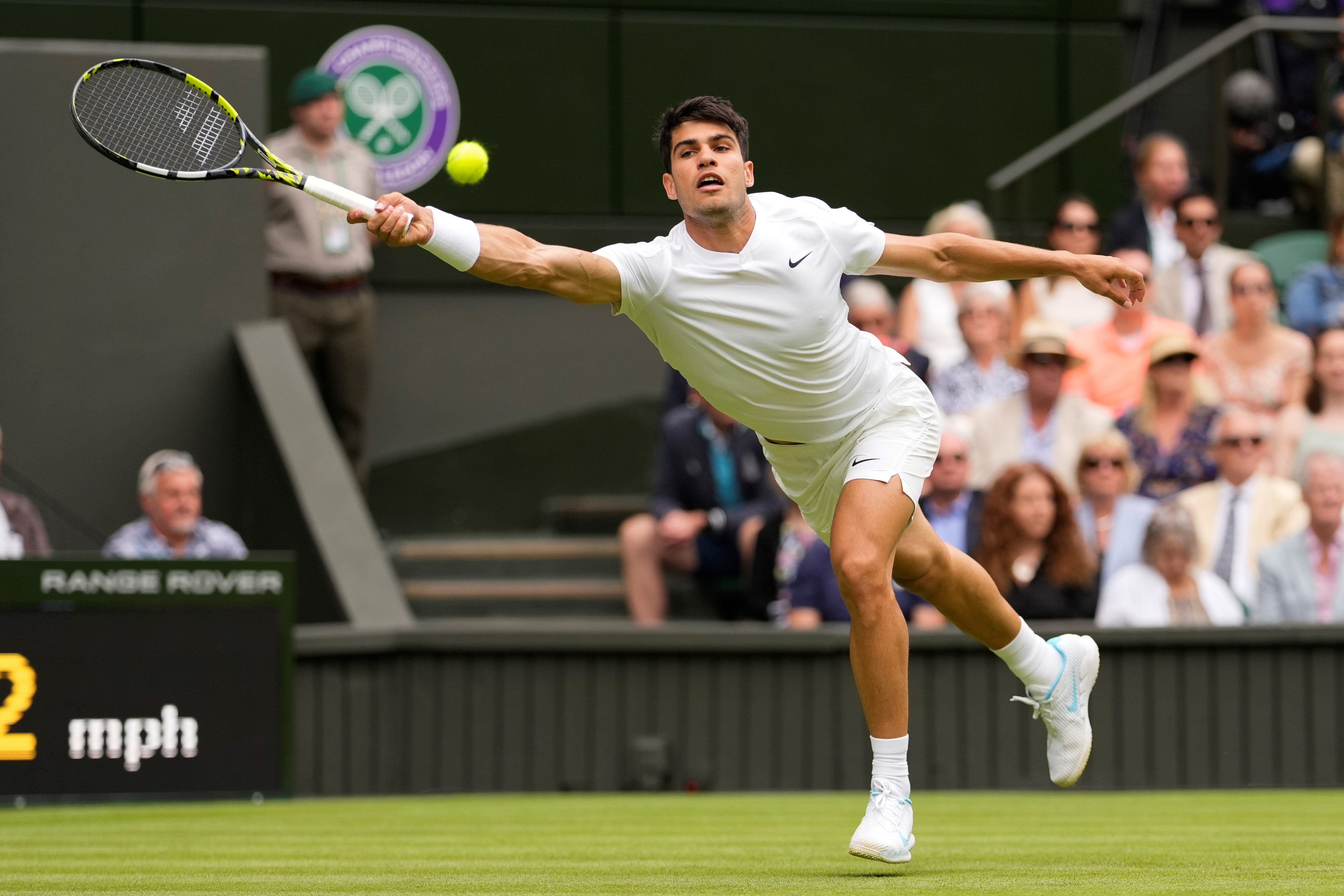 Alcaraz opens Wimbledon with a straight-set victory