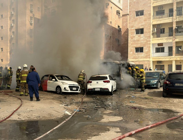 Firefighters controls Trash Fire Spreading to Vehicles in Abu Halifa