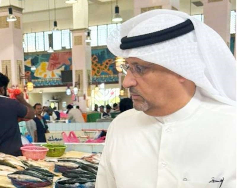 Minister Al-Omar inspects fish market auction, calls for fish sector support