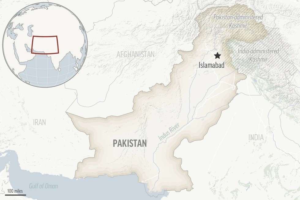 1 killed, and 10 wounded in an overnight grenade attack outside a hotel in southwest Pakistan